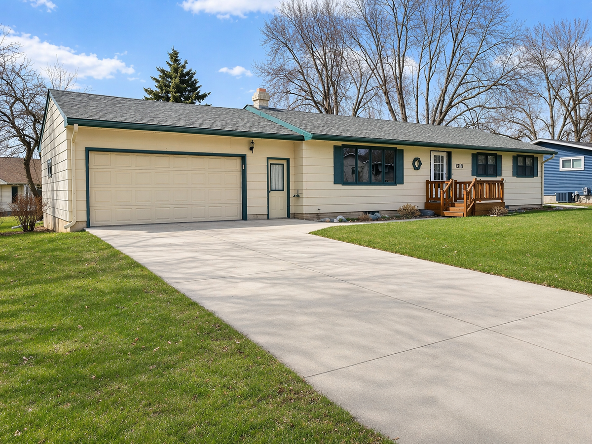 1318 W Chestnut Avenue, Olivia, MN 56277 - #1