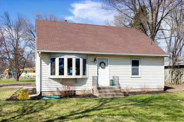 1005 90th Avenue Ne, Blaine, MN 55434