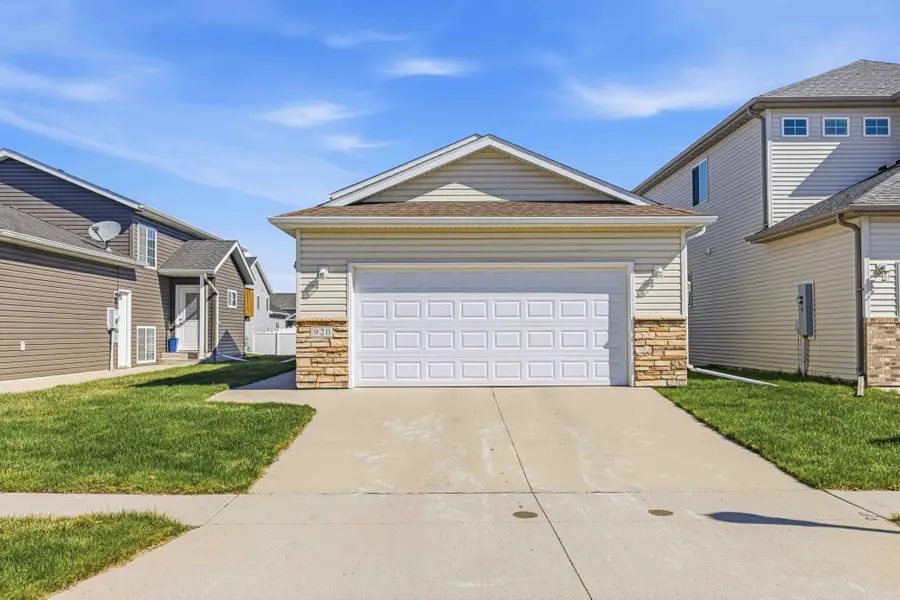 920 30th Avenue W, West Fargo, ND 58078 - #2