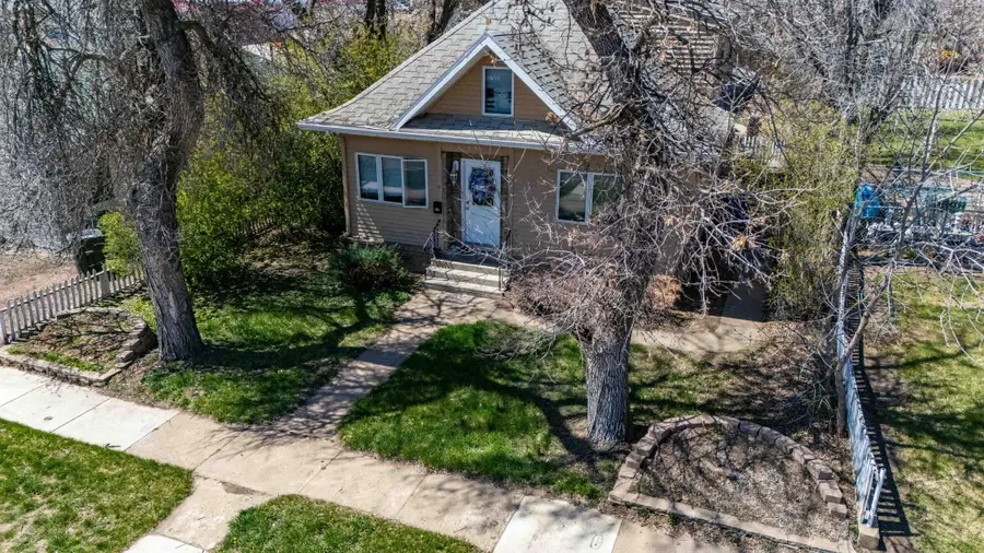 11 6th Avenue W, Dickinson, ND 58601 - #2
