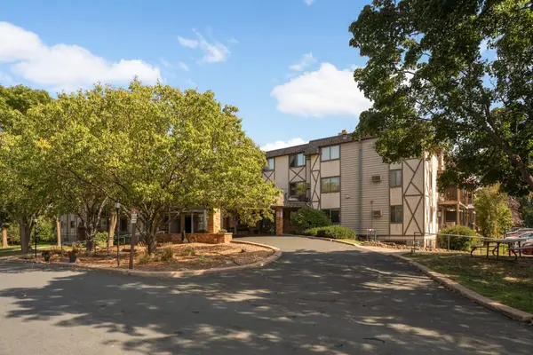 1304 W Medicine Lake Drive #202, Plymouth, MN 55441