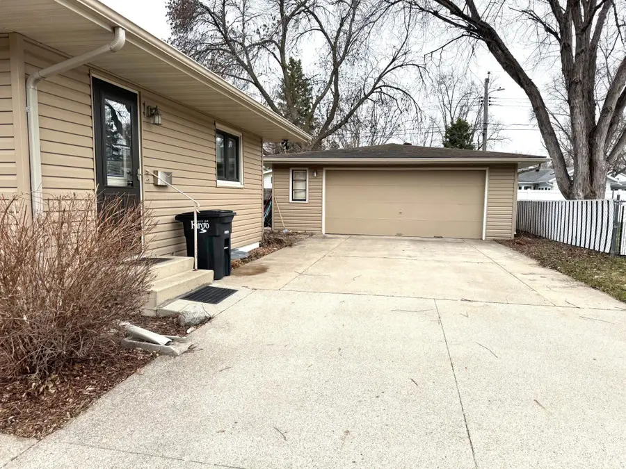 102 25th Avenue N, Fargo, ND 58102 - #2