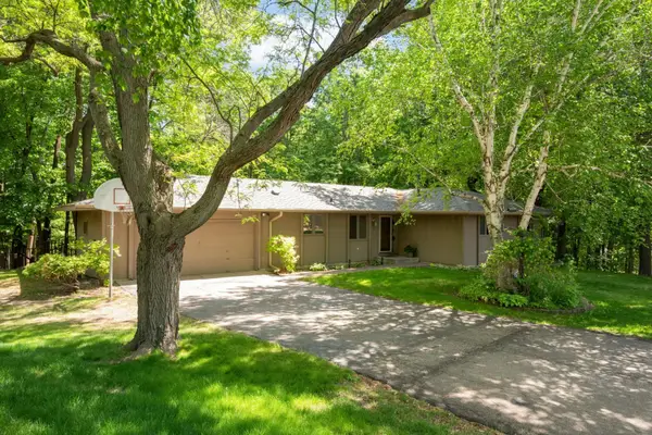 400 Cimarron Circle, Chanhassen, MN 55317