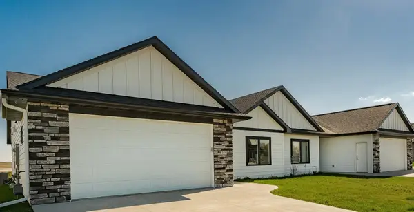 158 Sandstone Drive Nw, Eyota, MN 55934