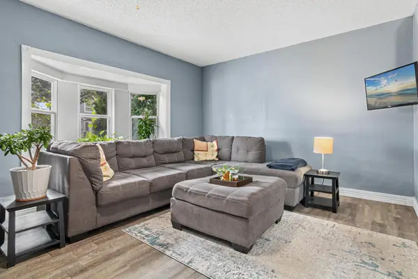 653 19th Avenue Ne, Minneapolis, MN 55418