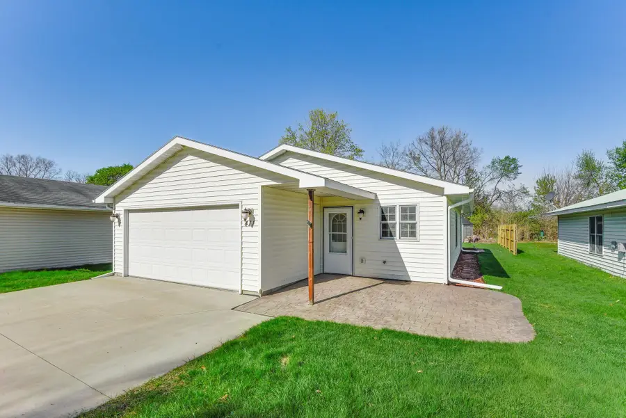 411 N Walnut Street, Belle Plaine, MN 56011 - #2
