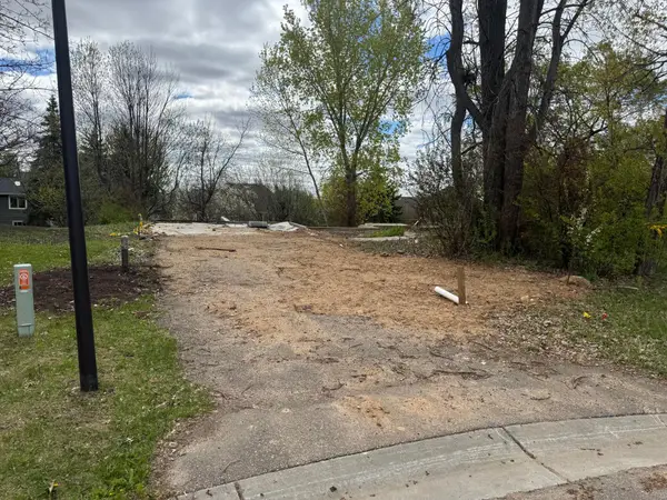 2185 Woodbridge Circle, Saint Paul, MN 55125