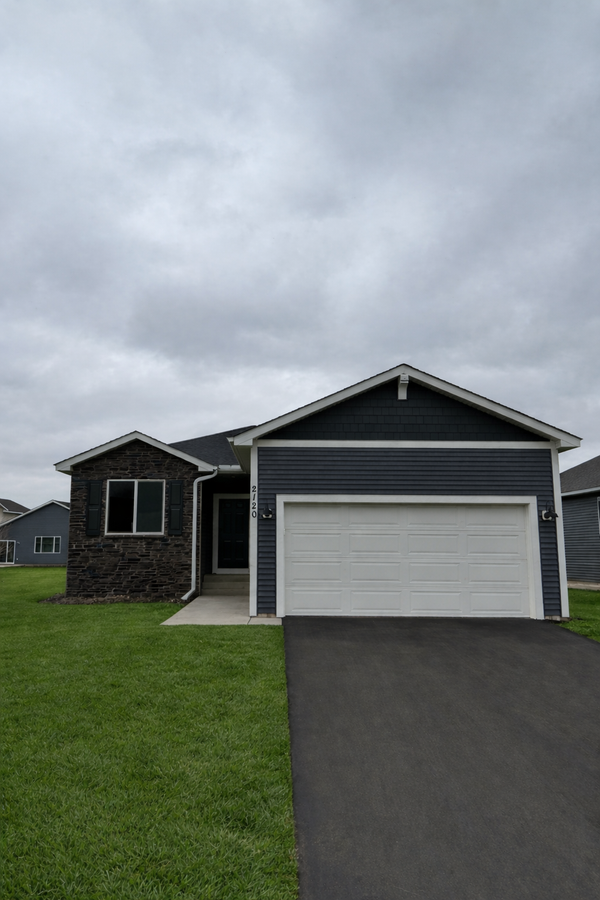 2120 Ridgepointe Drive, Hastings, MN 55033