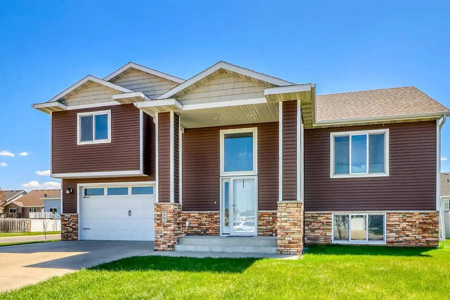 4902 35th Avenue S, Fargo, ND 58104 - #2