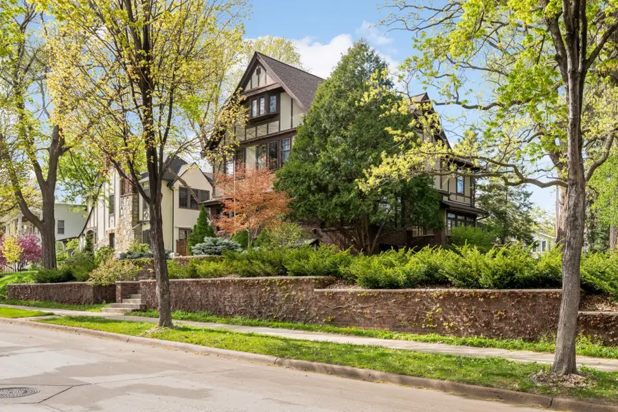 2418 W 22nd Street, Minneapolis, MN 55405 - #2