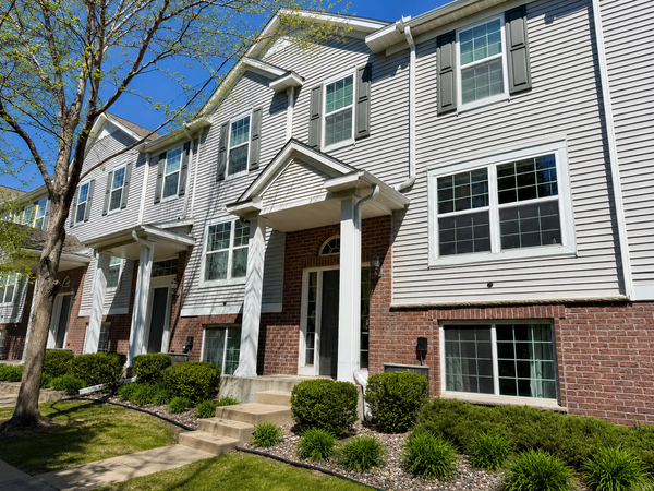 932 Ledgestone Drive, Mahtomedi, MN 55115