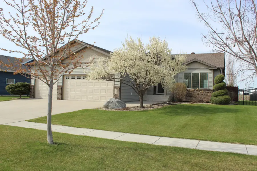 729 48th Avenue W, West Fargo, ND 58078 - #2