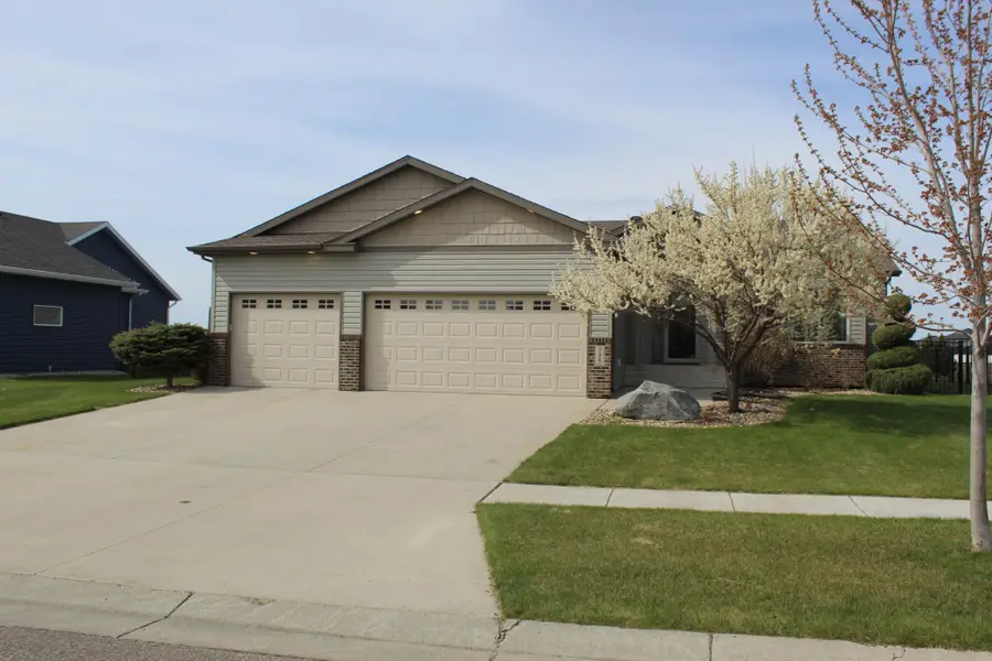 729 48th Avenue W, West Fargo, ND 58078 - #3