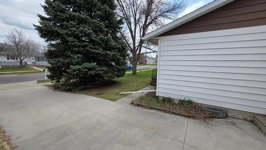 806 N 29 Street N, Fargo, ND 58102 - #3