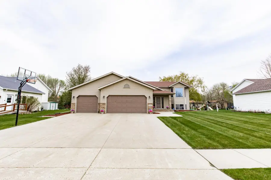 3511 42nd Avenue S, Fargo, ND 58104 - #2