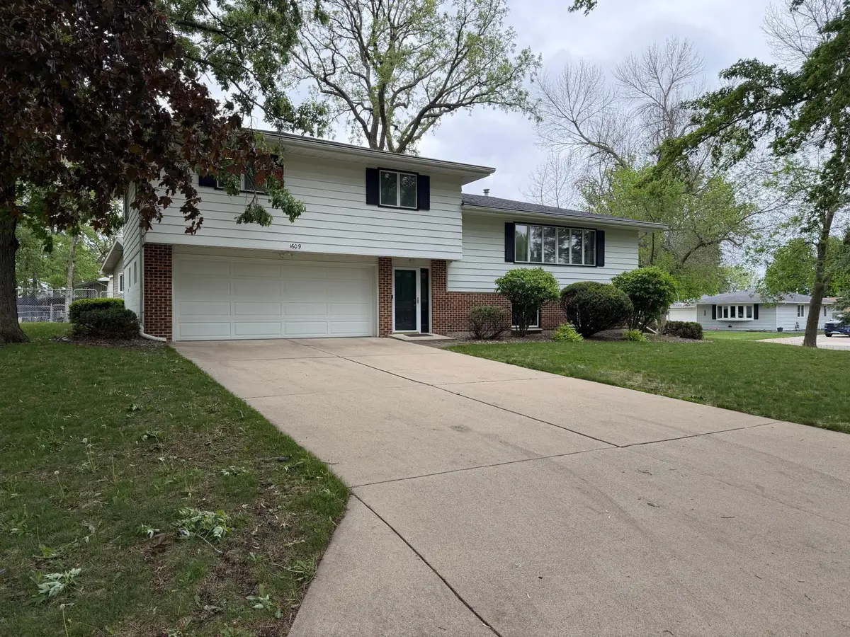 1609 Gateway Drive, Albert Lea, MN 56007 - #1