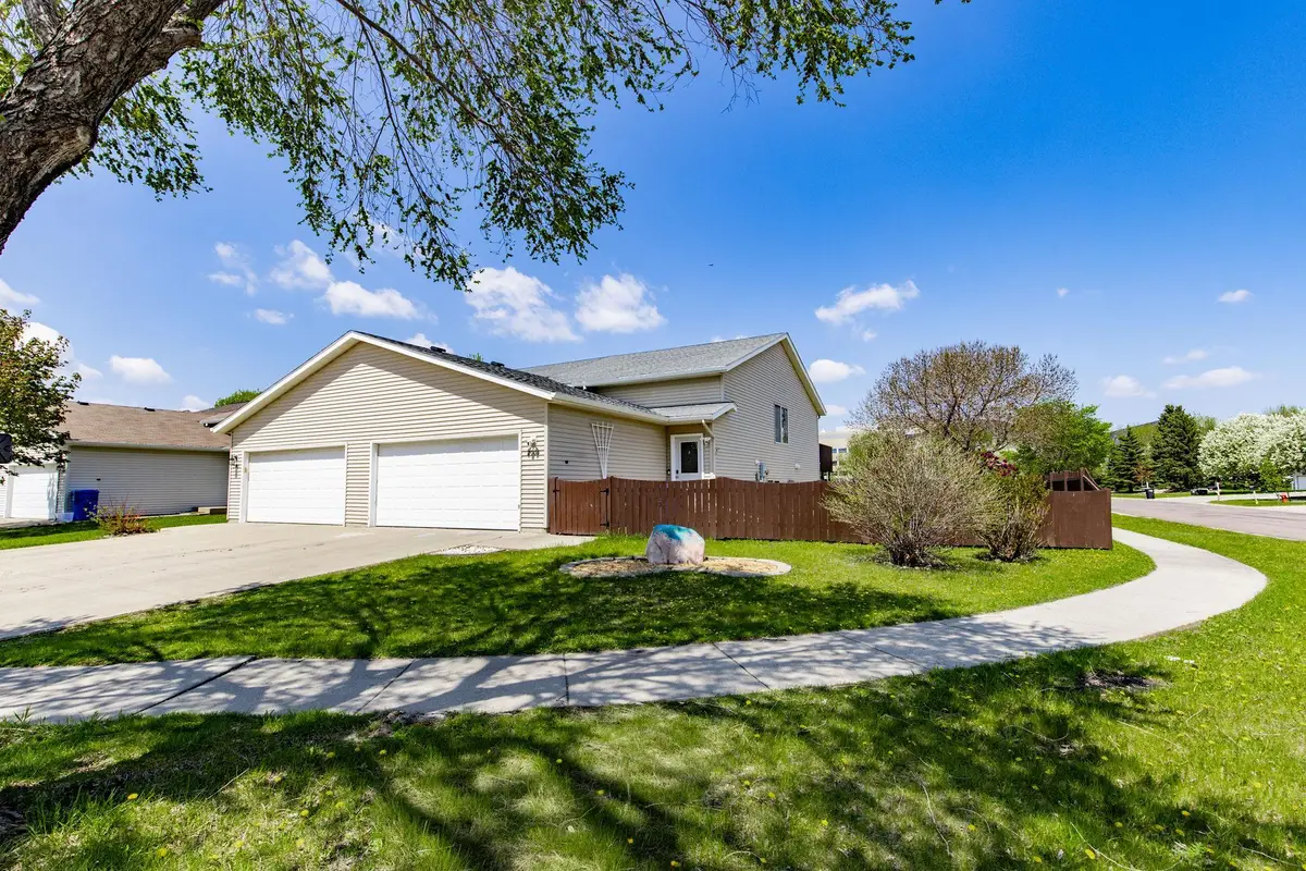 2901 Dakota Park Circle S, Fargo, ND 58104 - #1