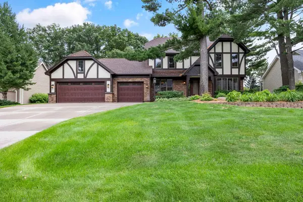 8941 Hunters Trail, Saint Paul, MN 55125