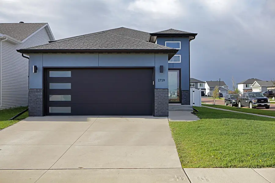 1719 67th Avenue S, Fargo, ND 58104 - #2