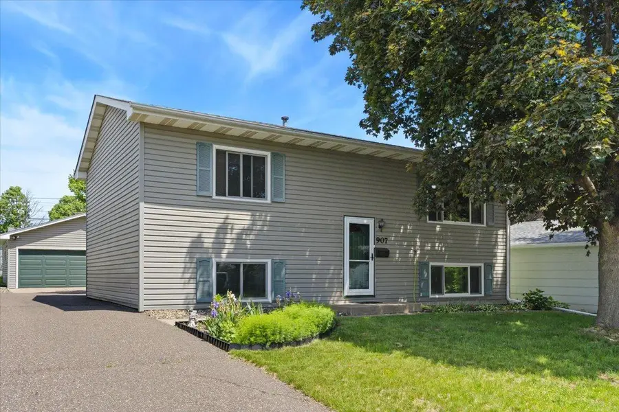 907 California Avenue W, Saint Paul, MN 55117 - #2