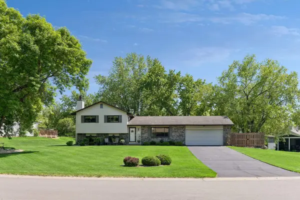 10435 Buckingham Drive, Eden Prairie, MN 55347
