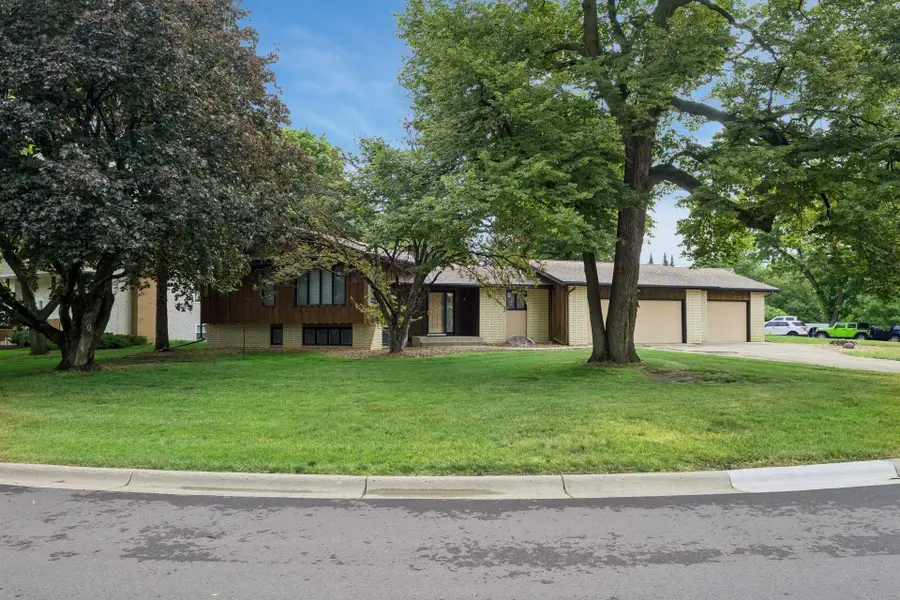 1062 Crestview Drive S, Maplewood, MN 55119 - #2