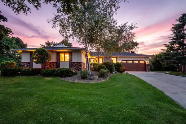 3653 Grenadier Trail N, Oakdale, MN 55128