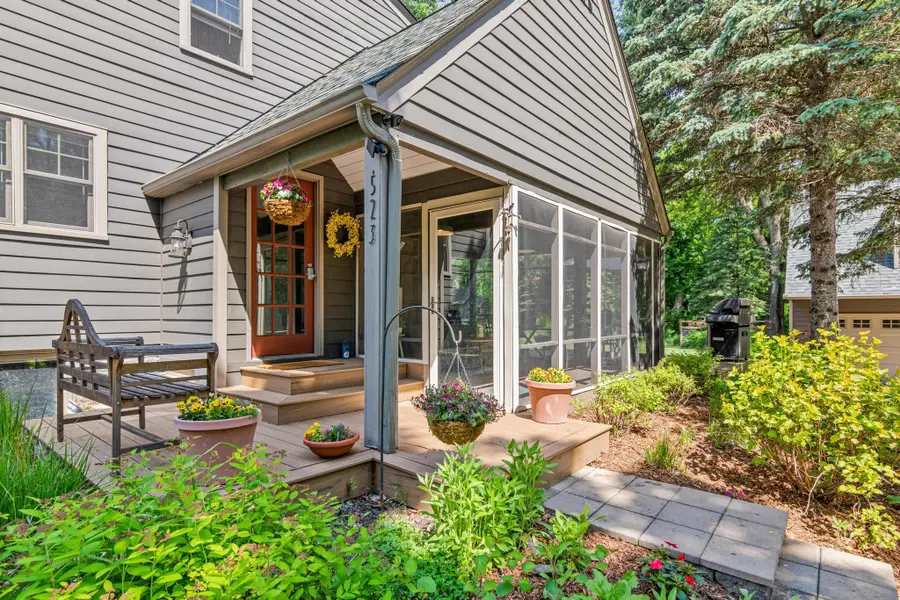 523 Roselawn Avenue W, Roseville, MN 55113 - #2