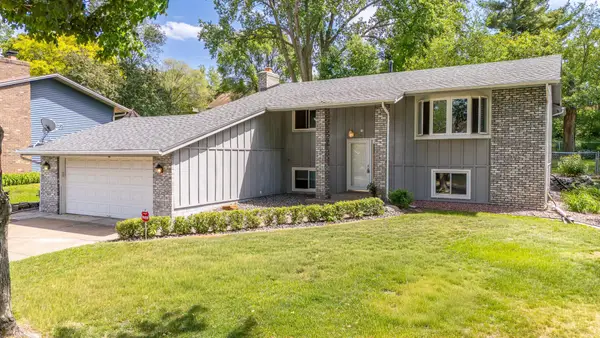 1630 Camelot Lane Ne, Minneapolis, MN 55432