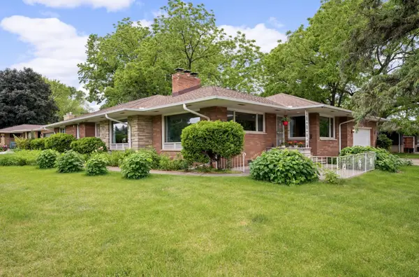 1495 County Road B2 W, Saint Paul, MN 55113