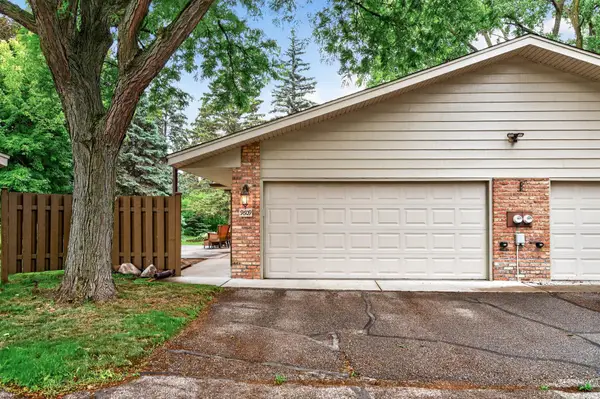 9609 Lonsdale Circle, Hopkins, MN 55305