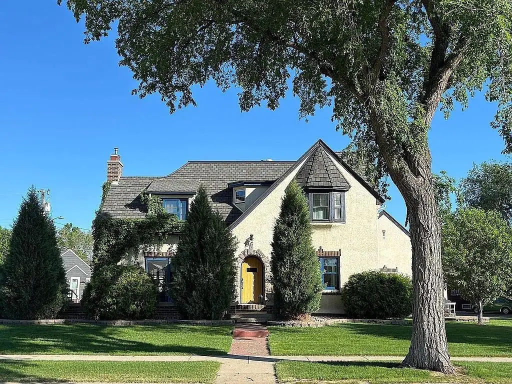 616 Lincoln Avenue, Minot, ND 58703 - #1