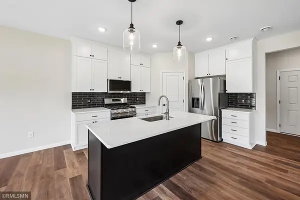 8982 Parkview Circle, Chisago City, MN 55013