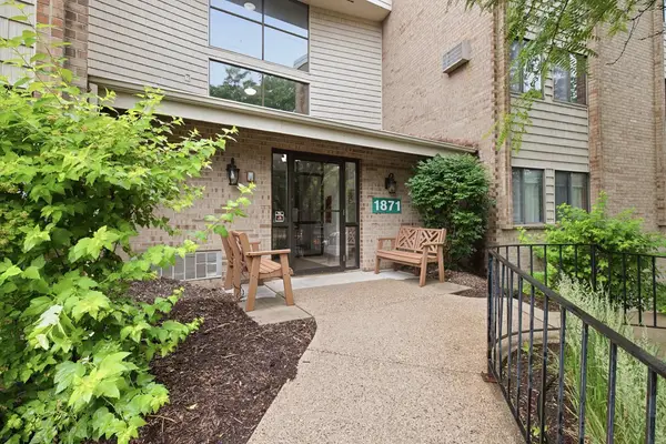 1871 Silver Bell Road #107, Saint Paul, MN 55122