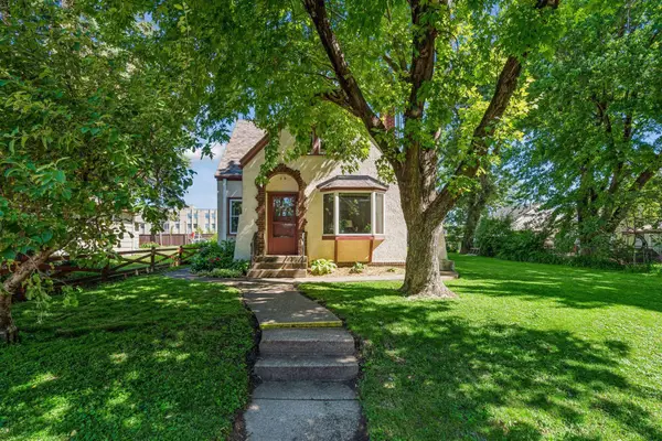 1589 Hollywood Court, Falcon Heights, MN 55108