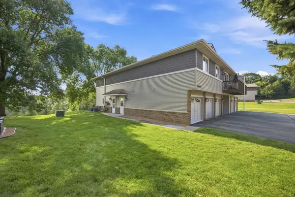 14000 44th Place N #2, Plymouth, MN 55446