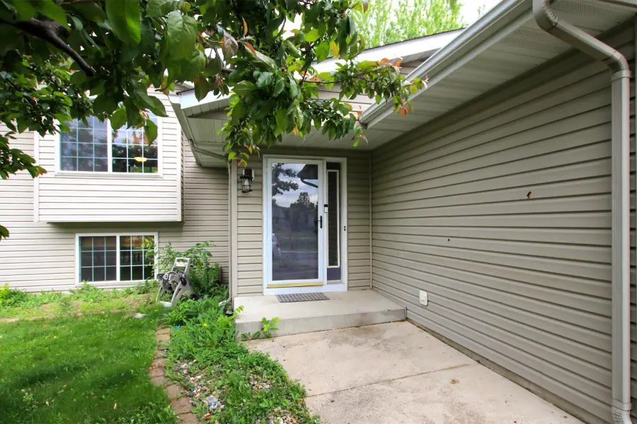 913 Carolina Parkway Nw, Hutchinson, MN 55350 - #2
