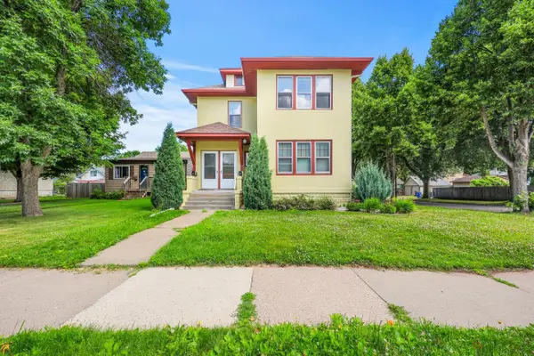 877 Cottage Avenue E, Saint Paul, MN 55106