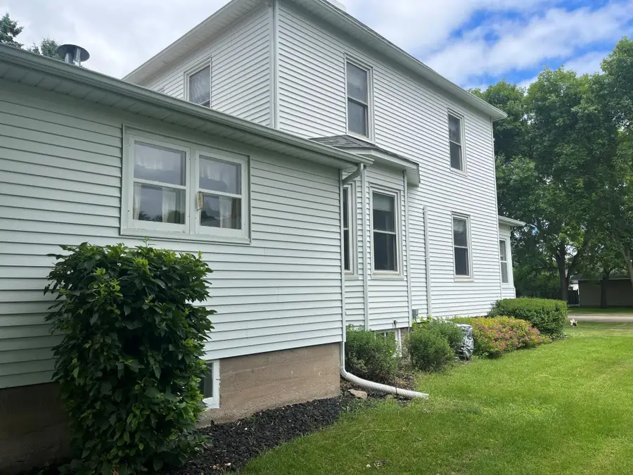 408 1st Avenue Sw, Hankinson, ND 58041 - #3