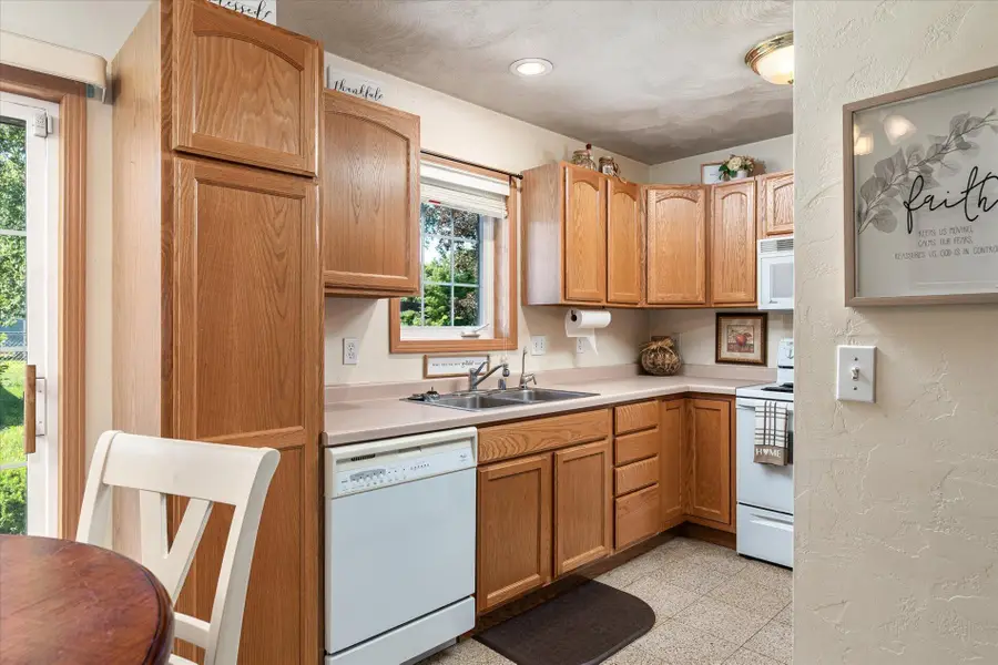 808 Cedar Drive #B, La Crescent, MN 55947 - #2