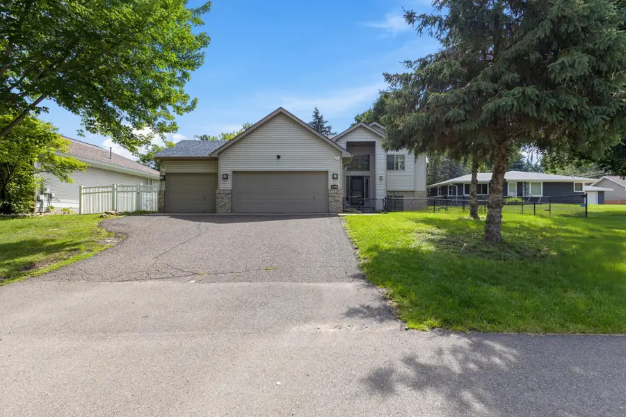 1911 Queens Drive, Woodbury, MN 55125 - #2