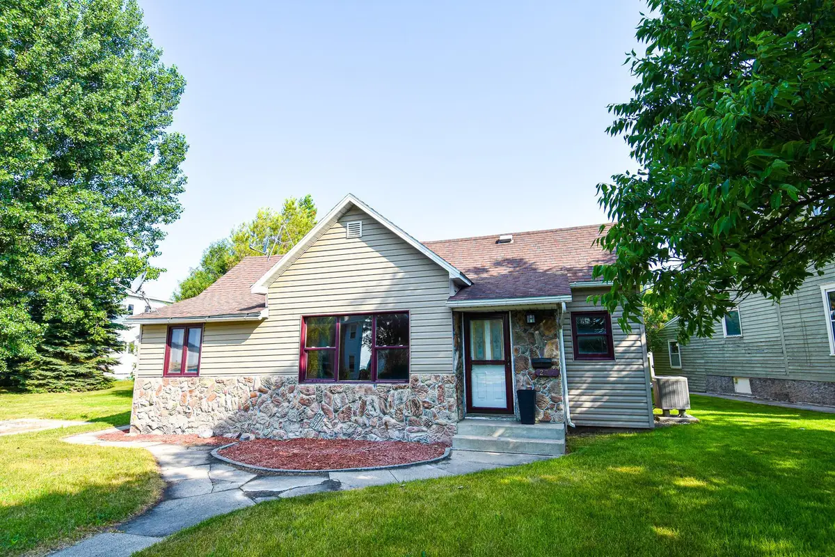 237 E Nelson Avenue, Warren, MN 56762 - #1