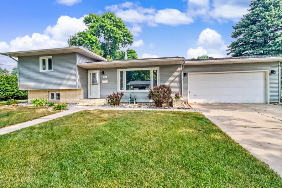 201 29th Avenue N, Fargo, ND 58102 - #2