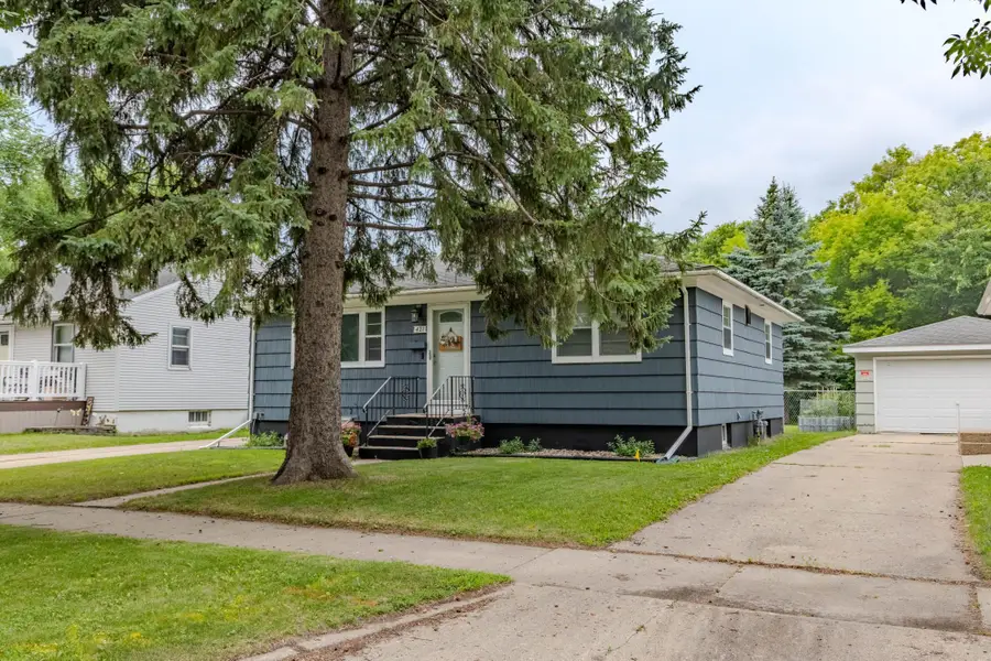 421 S 18th Street S, Moorhead, MN 56560 - #2