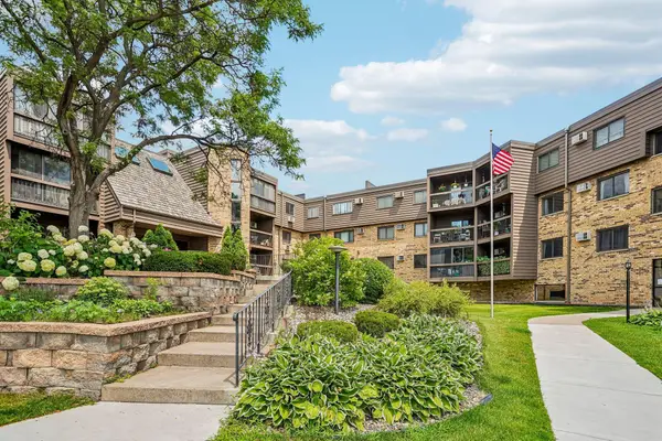 999 41st Avenue Ne #302, Columbia Heights, MN 55421