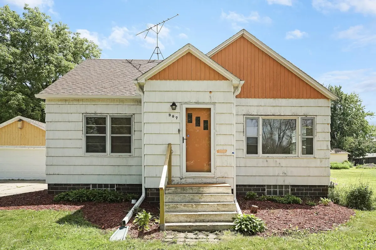 307 Lyndale Avenue N, New Prague, MN 56071 - #1