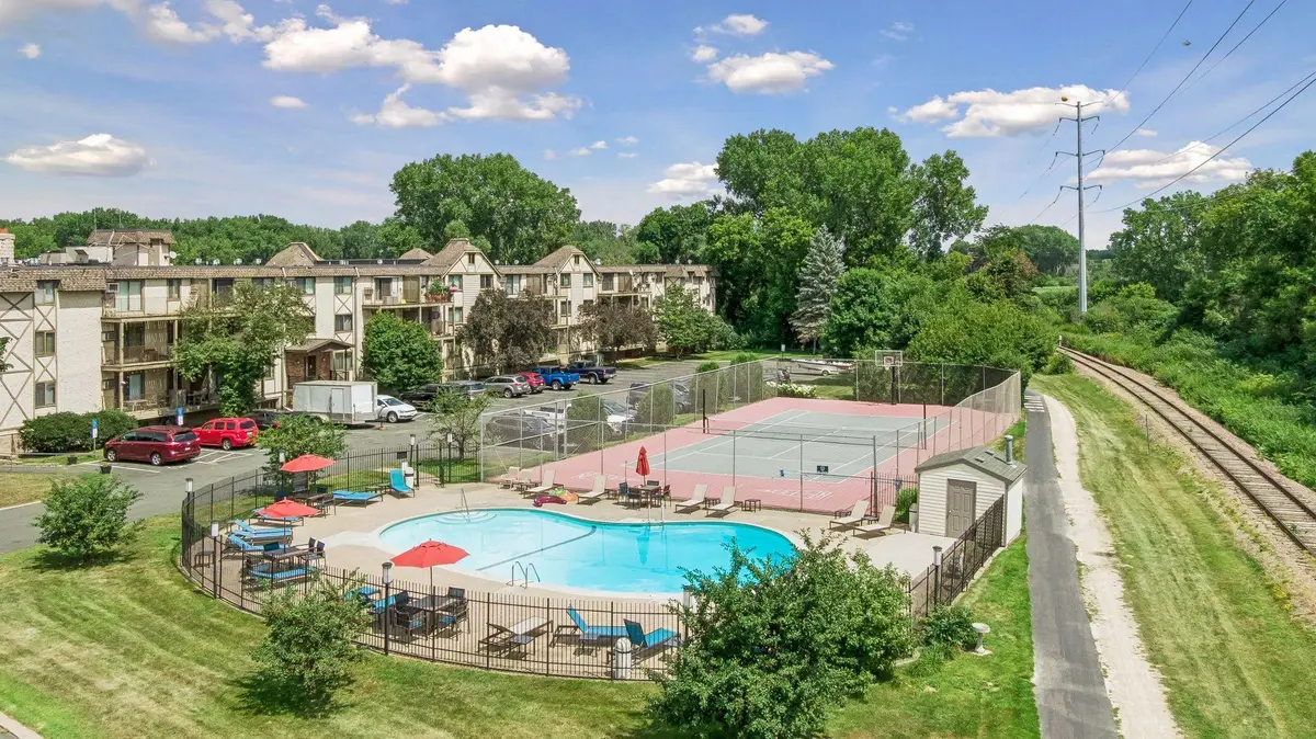 1304 W Medicine Lake Drive #320, Minneapolis, MN 55441 - #1