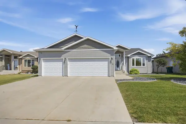 216 30th Avenue E, West Fargo, ND 58078