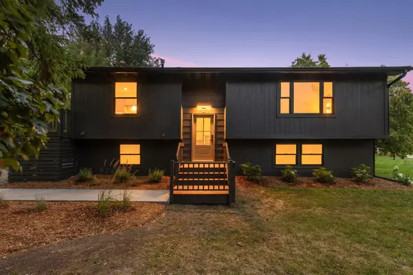 640 Grospoint Lane N, Oakdale, MN 55128