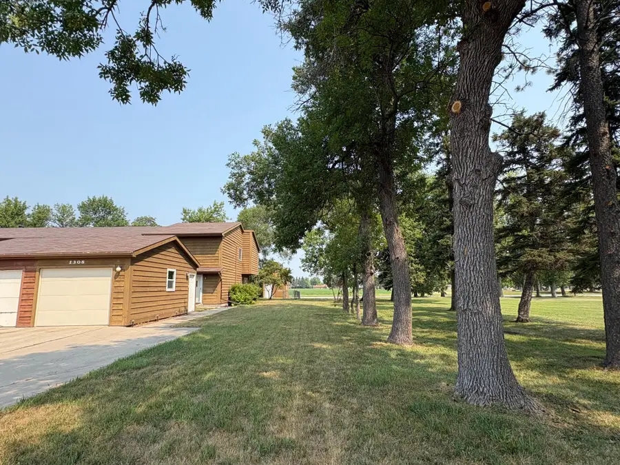 1308 4th Avenue N, Wahpeton, ND 58075 - #3